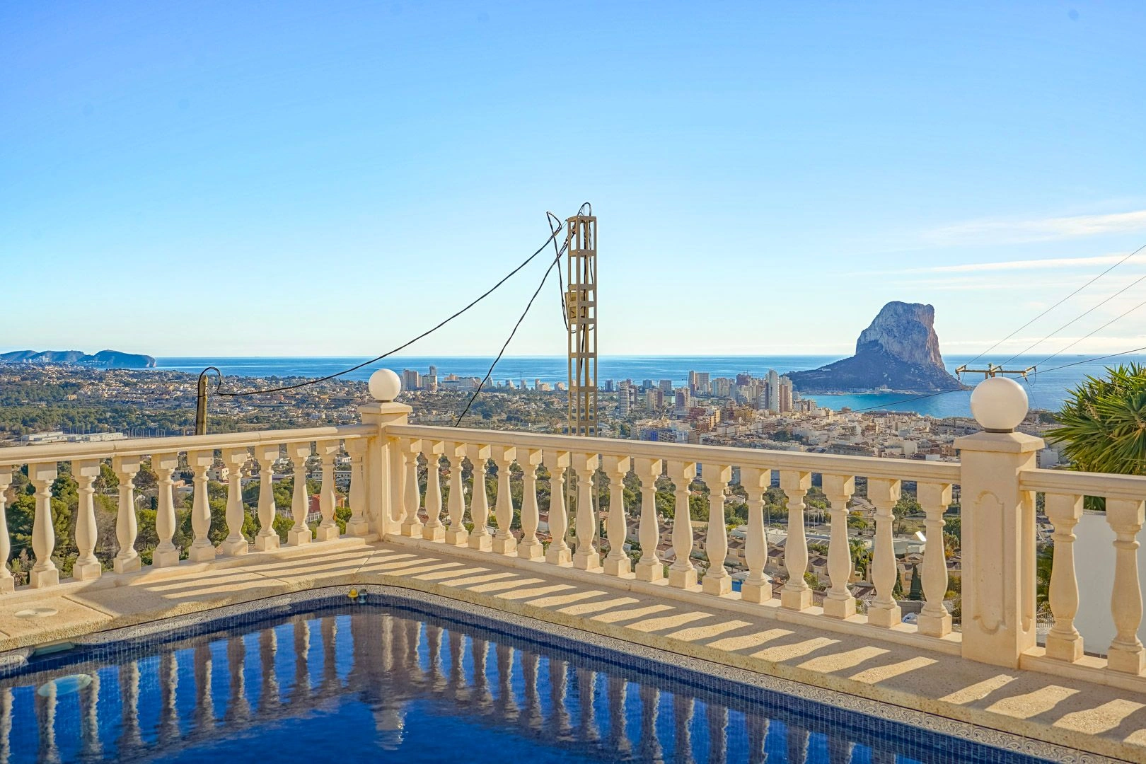 Villa con casa de invitados y vistas panoramicas al mar en venta en Calpe
