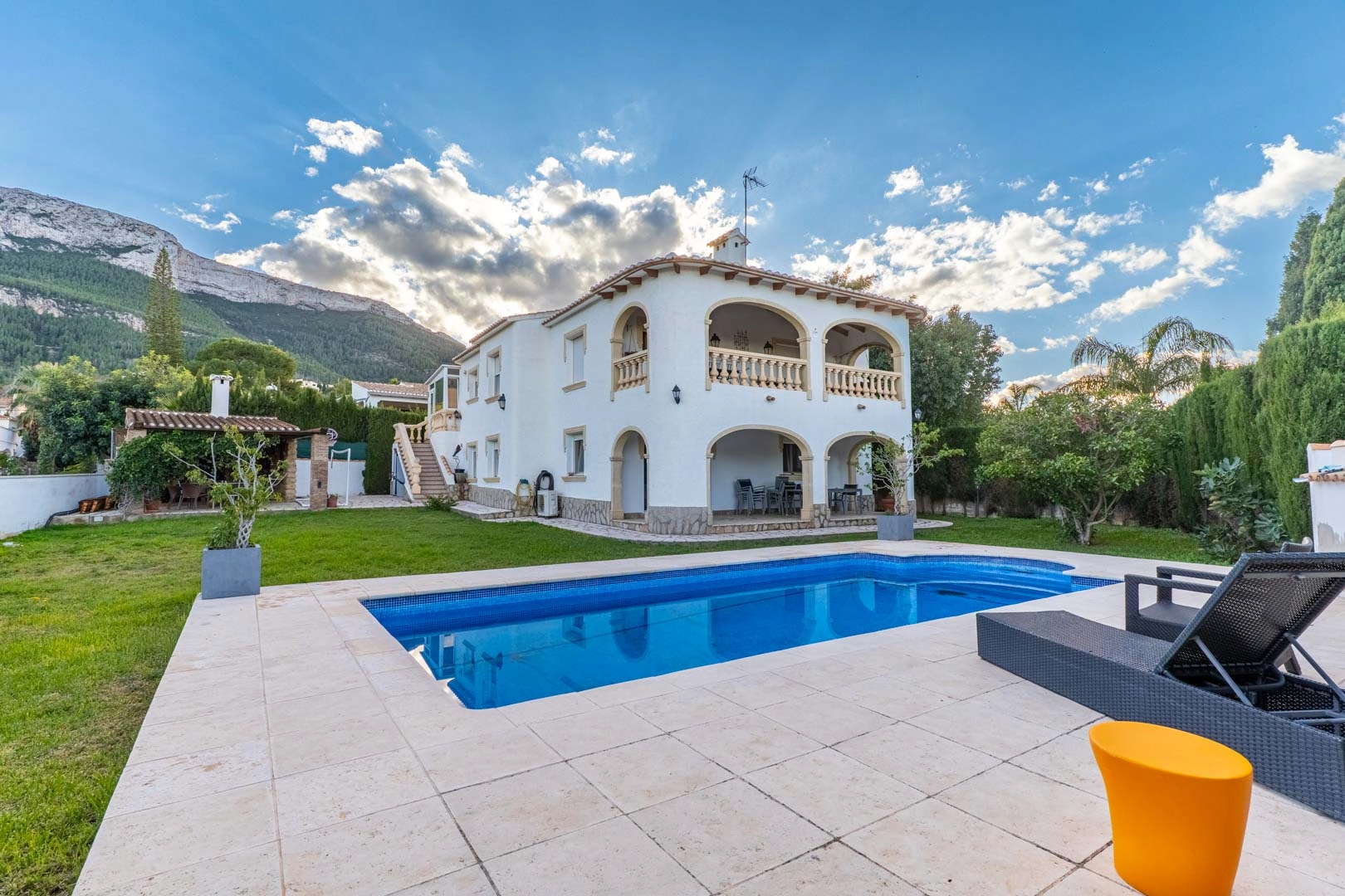 Villa con vistas al mar a la venta en Denia
