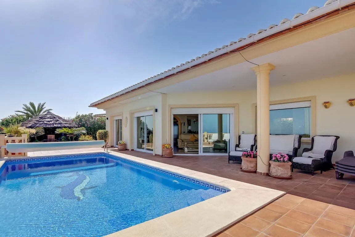 Preciosa villa con vistas panorámicas al mar en venta en Moraira.