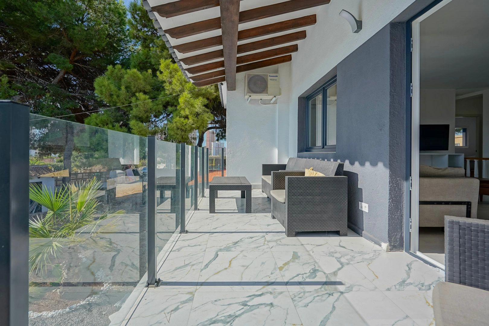 Villa reformada de 5 dormitorios en venta a 500m de la playa y centro de Calpe