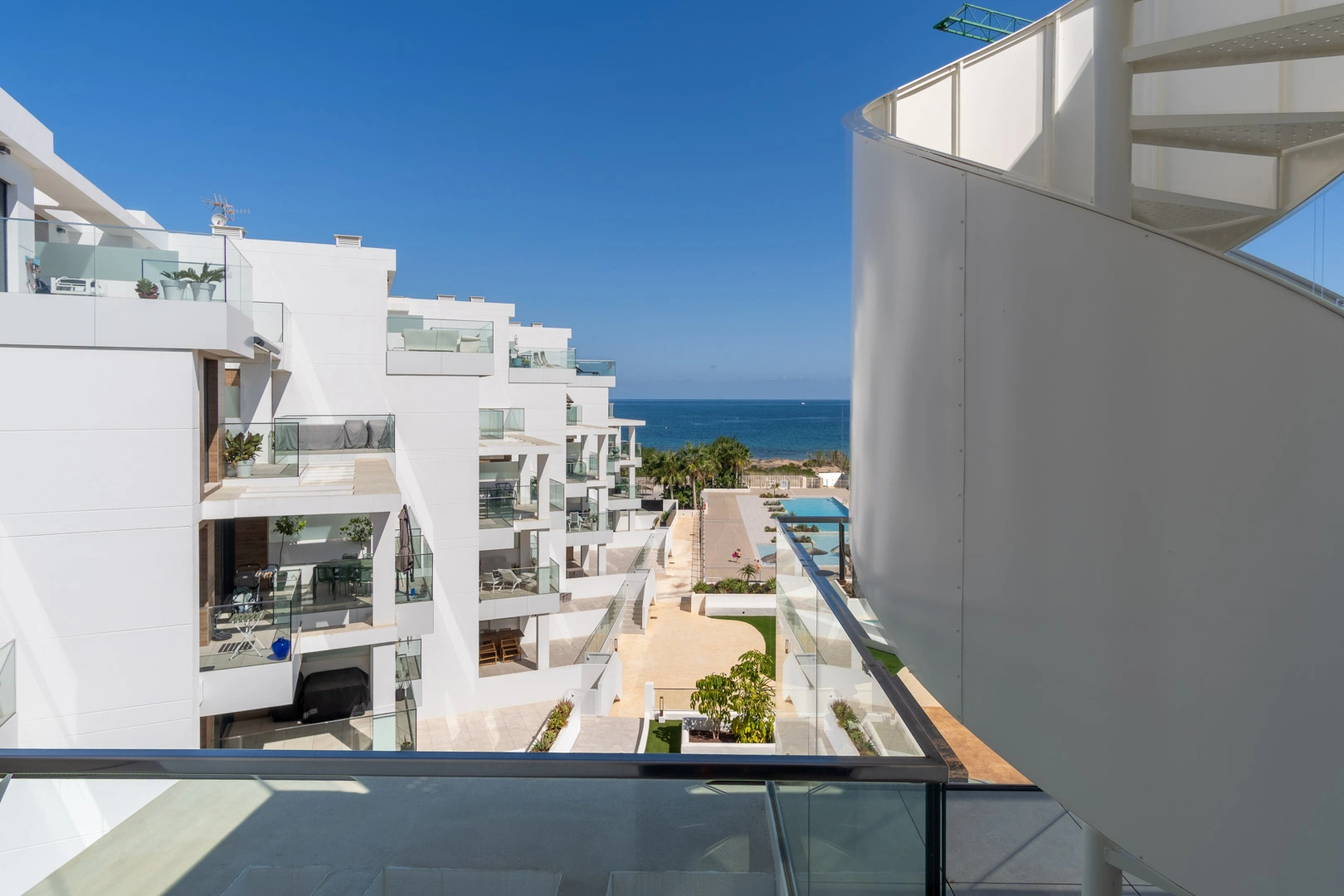 Ático con amplia terraza, en primera linea con vistas al mar y montaña, a la venta en Denia.