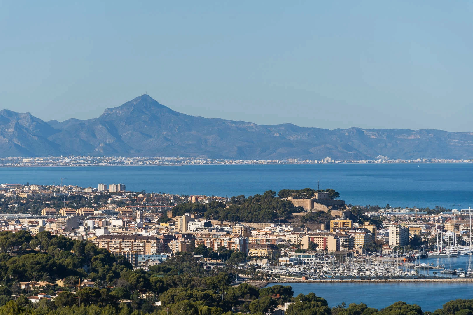 Ático con amplia terraza, en primera linea con vistas al mar y montaña, a la venta en Denia.