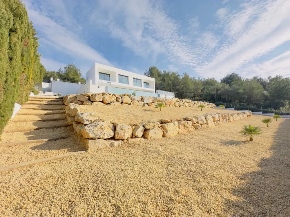 Stunning Modern Villa with Mountain Views and Infinity Pool