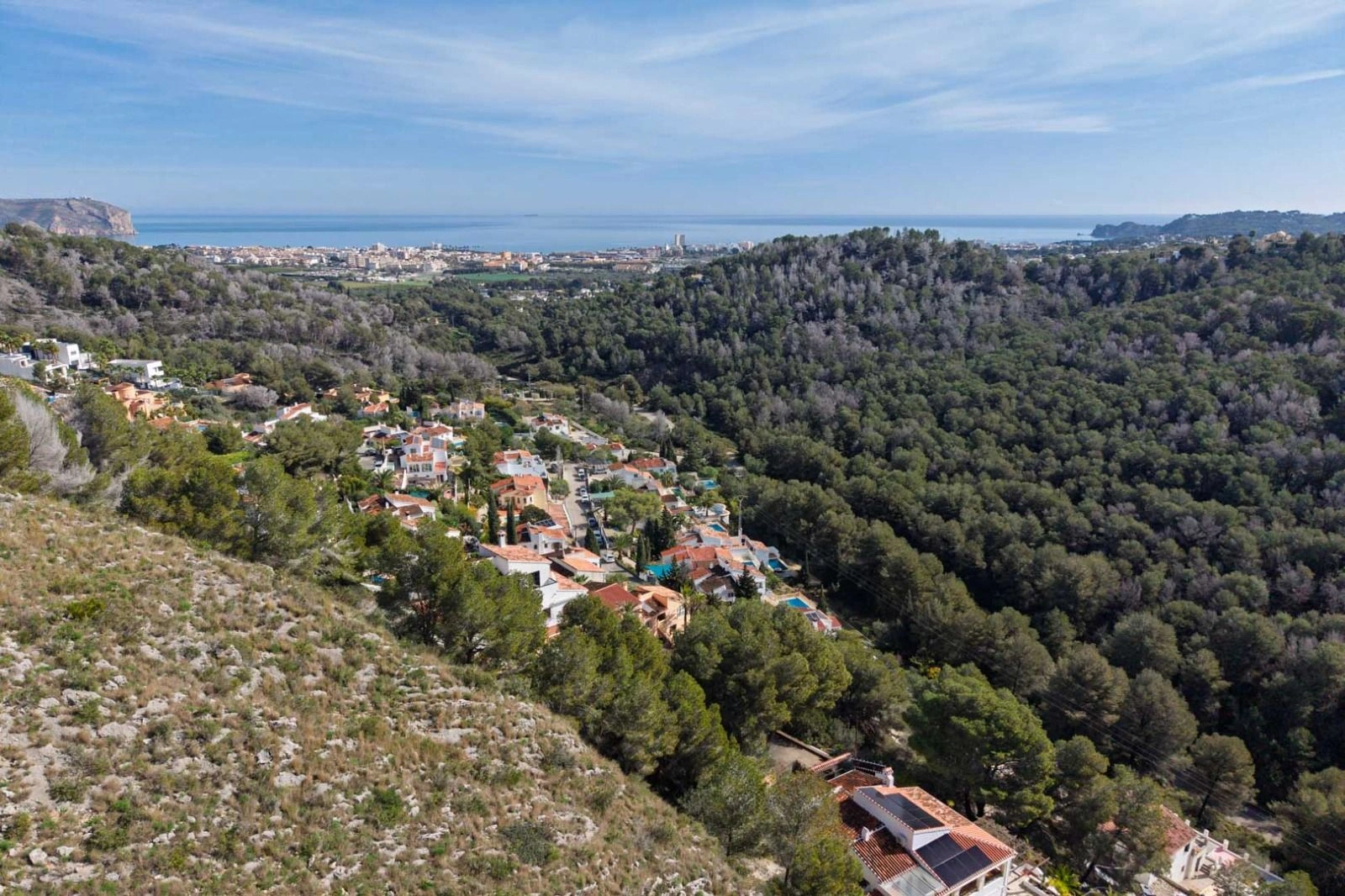 Plot with sea views in Sol de Este, quiet location and great potential in Jávea.