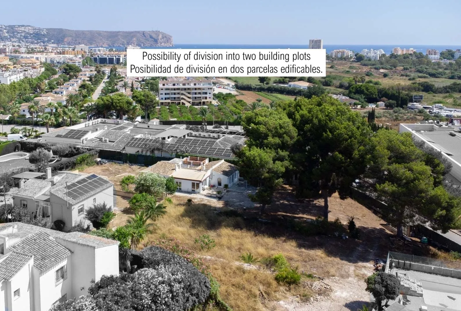 AR55218 - 2600 m2 plot with a house for sale a short distance from the sandy beach in Jávea.