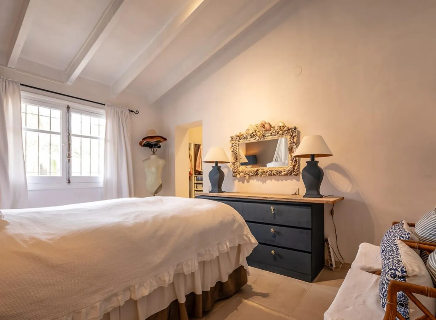 Renovated single-storey villa with pool and garden.