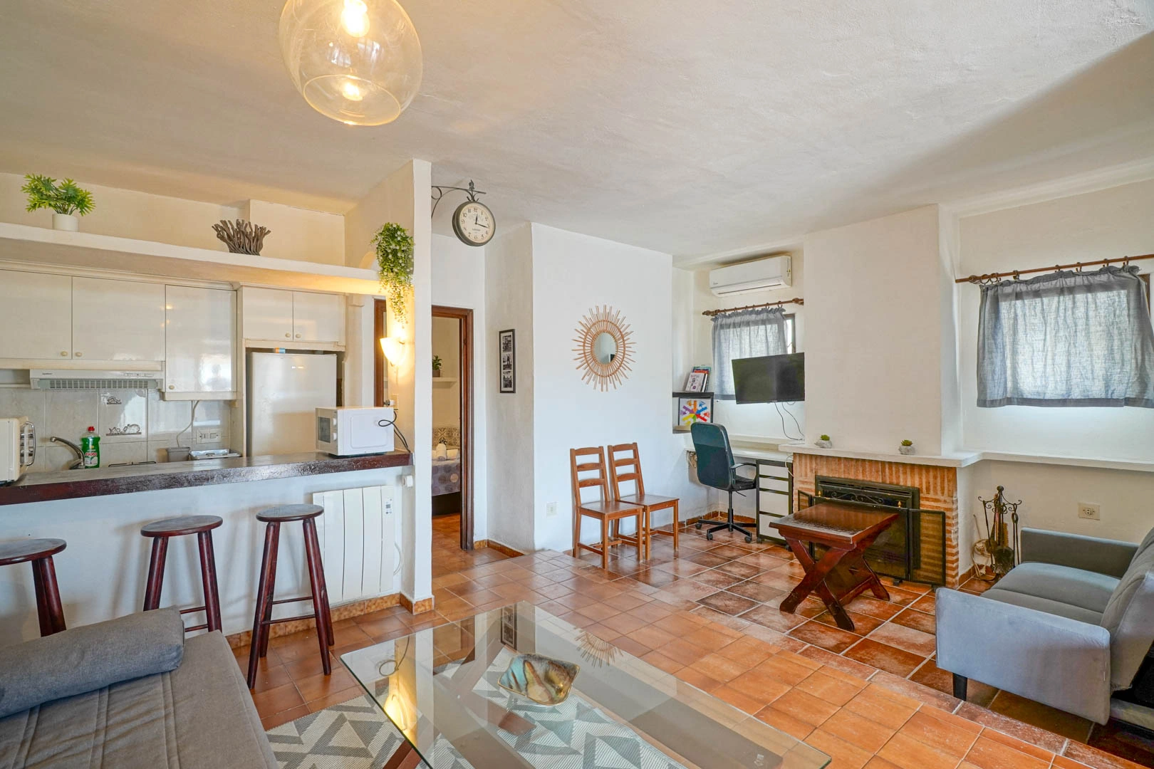 Elegante Apartamento con Terraza y Vistas Abiertas en Moraira