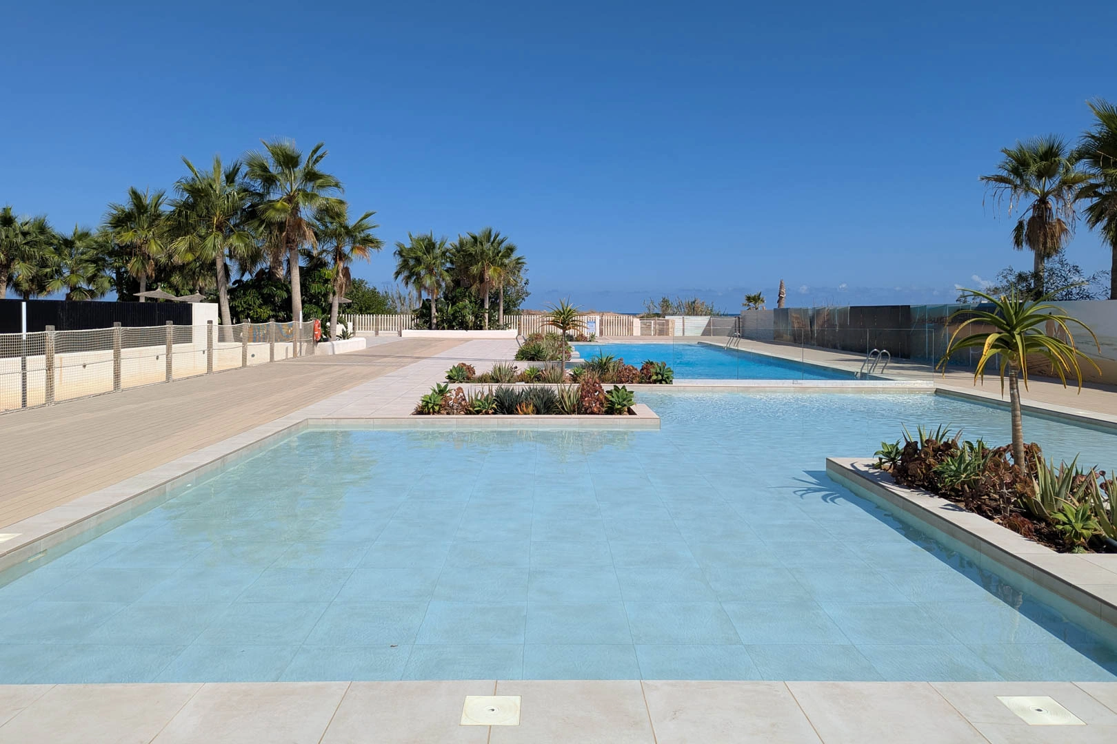 Ático con amplia terraza, en primera linea con vistas al mar y montaña, a la venta en Denia.