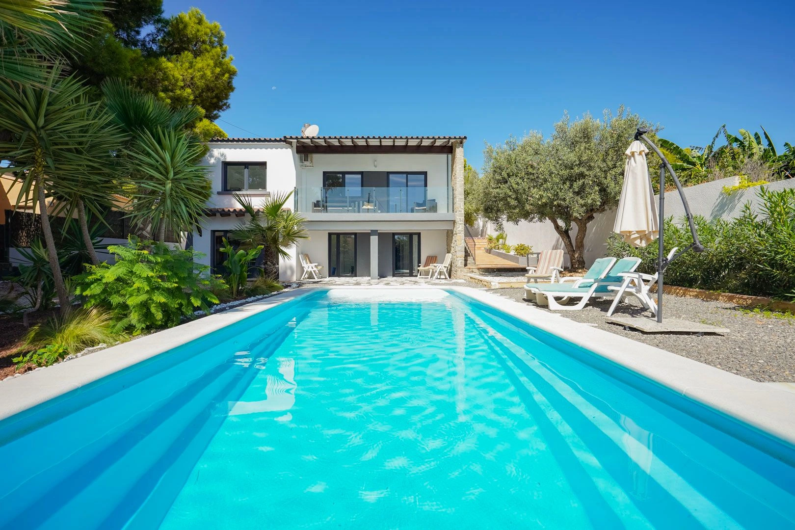 Villa reformada de 5 dormitorios en venta a 500m de la playa y centro de Calpe