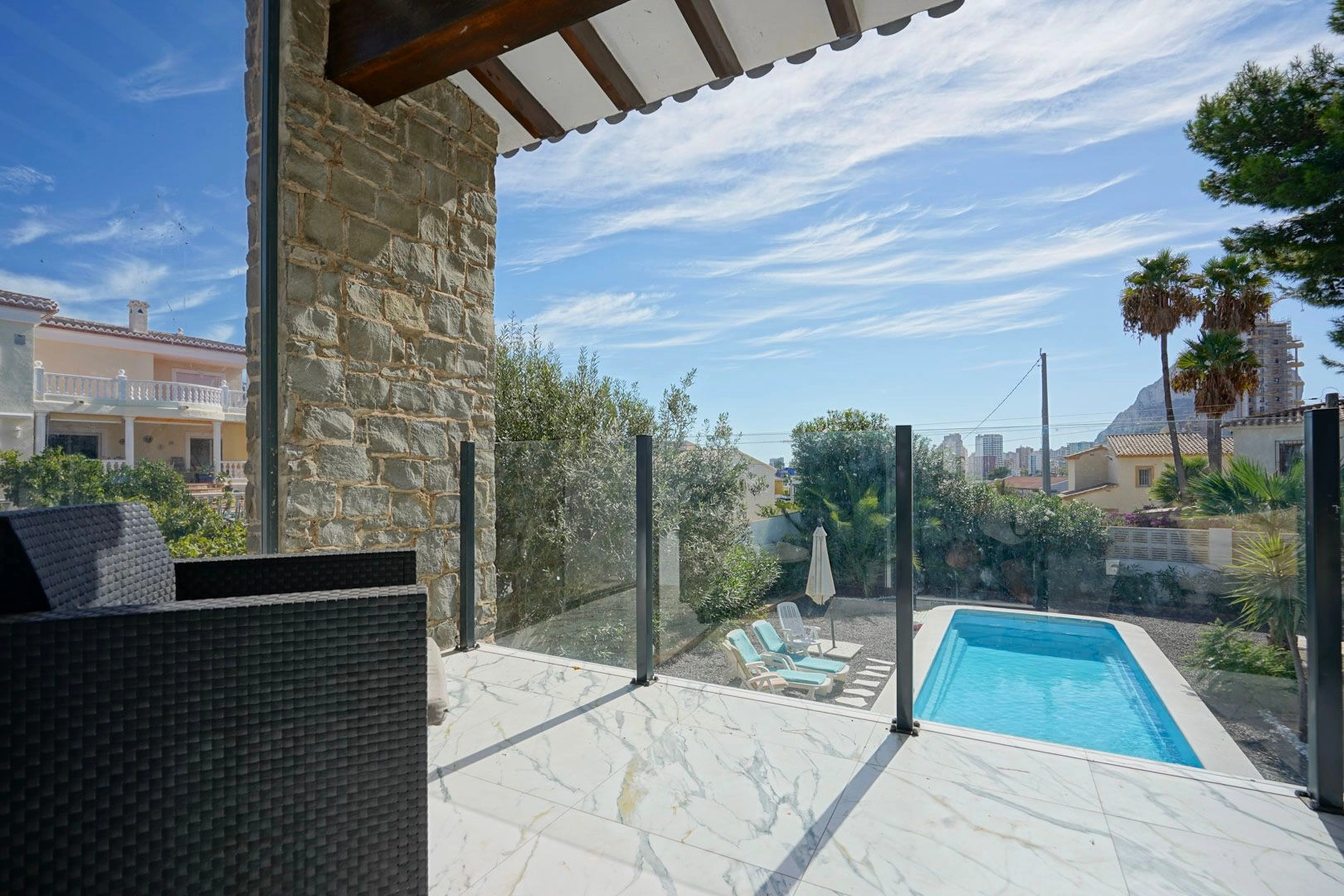Villa reformada de 5 dormitorios en venta a 500m de la playa y centro de Calpe - 4