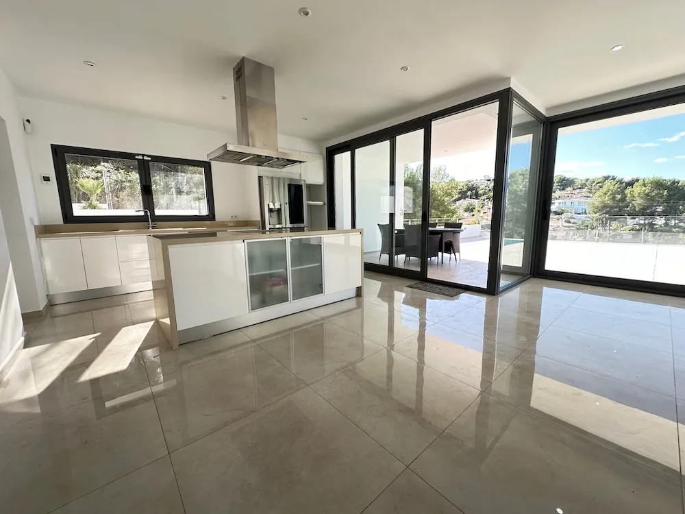 Stunning Modern Villa with Mountain Views and Infinity Pool