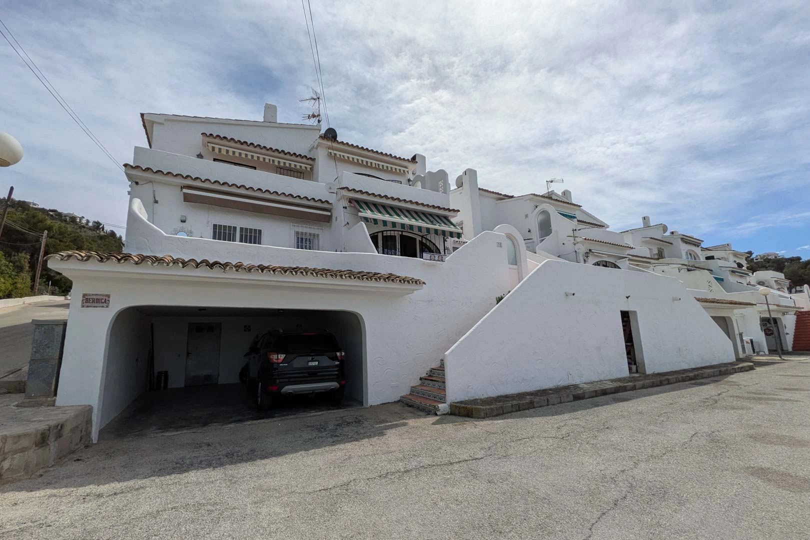 Elegante Apartamento con Terraza y Vistas Abiertas en Moraira