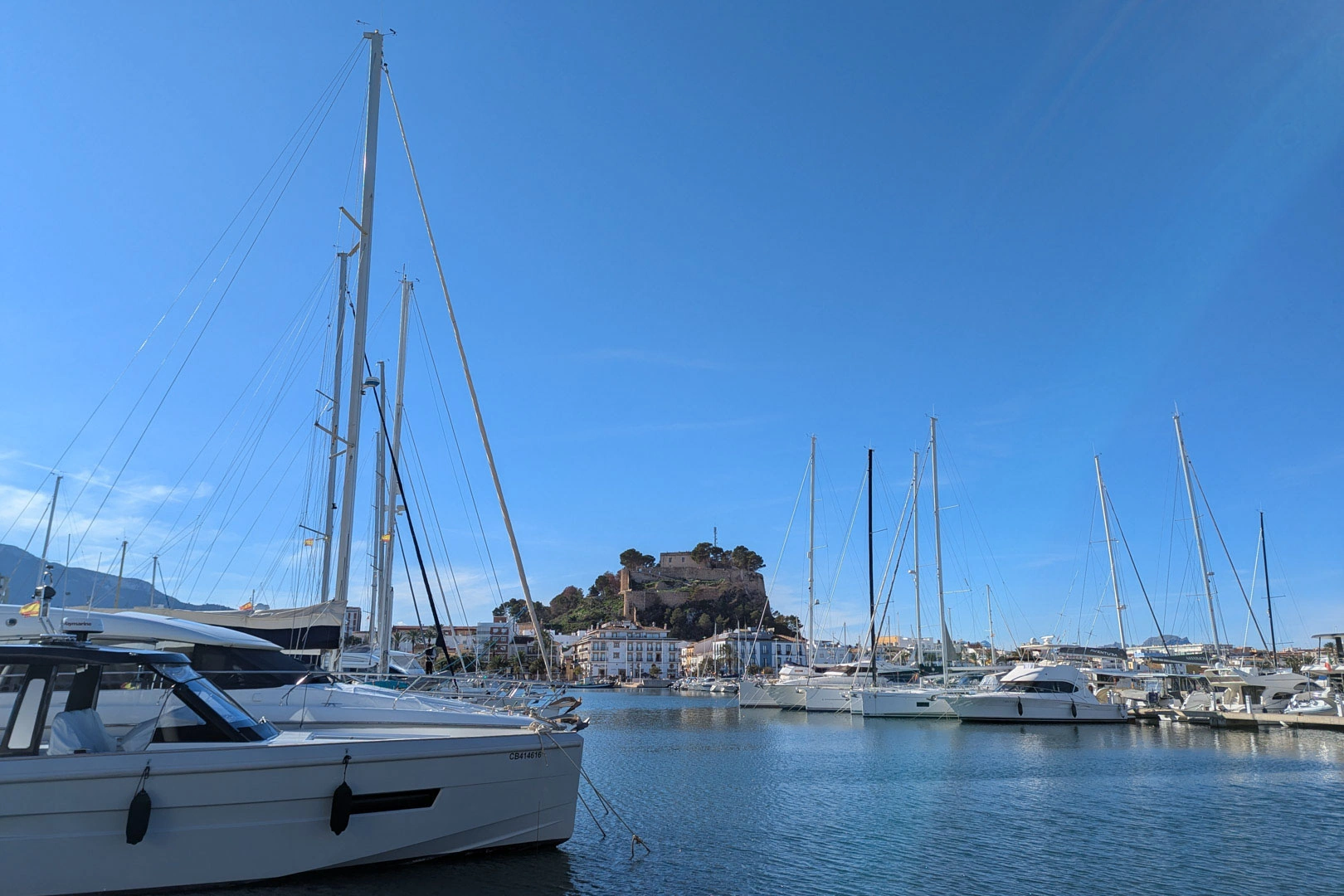 Ático con amplia terraza, en primera linea con vistas al mar y montaña, a la venta en Denia.