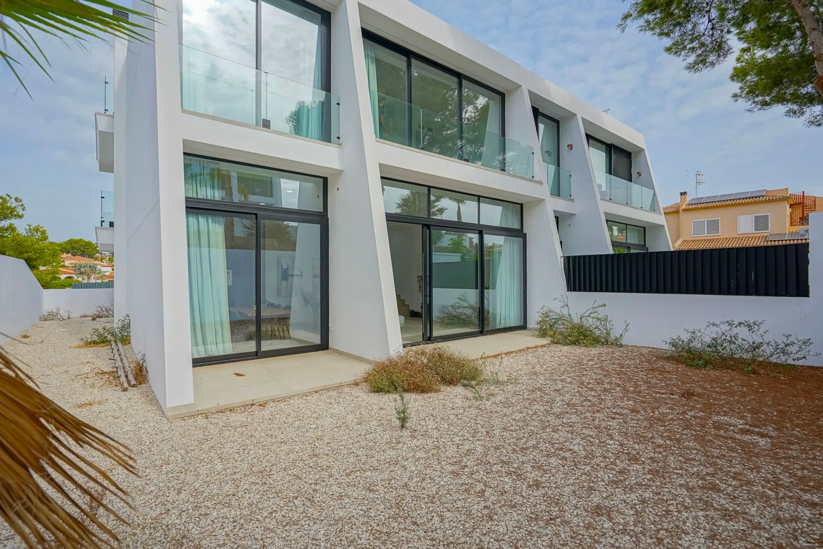 Moderne nieuwbouw geschakelde chalet te koop in Calpe