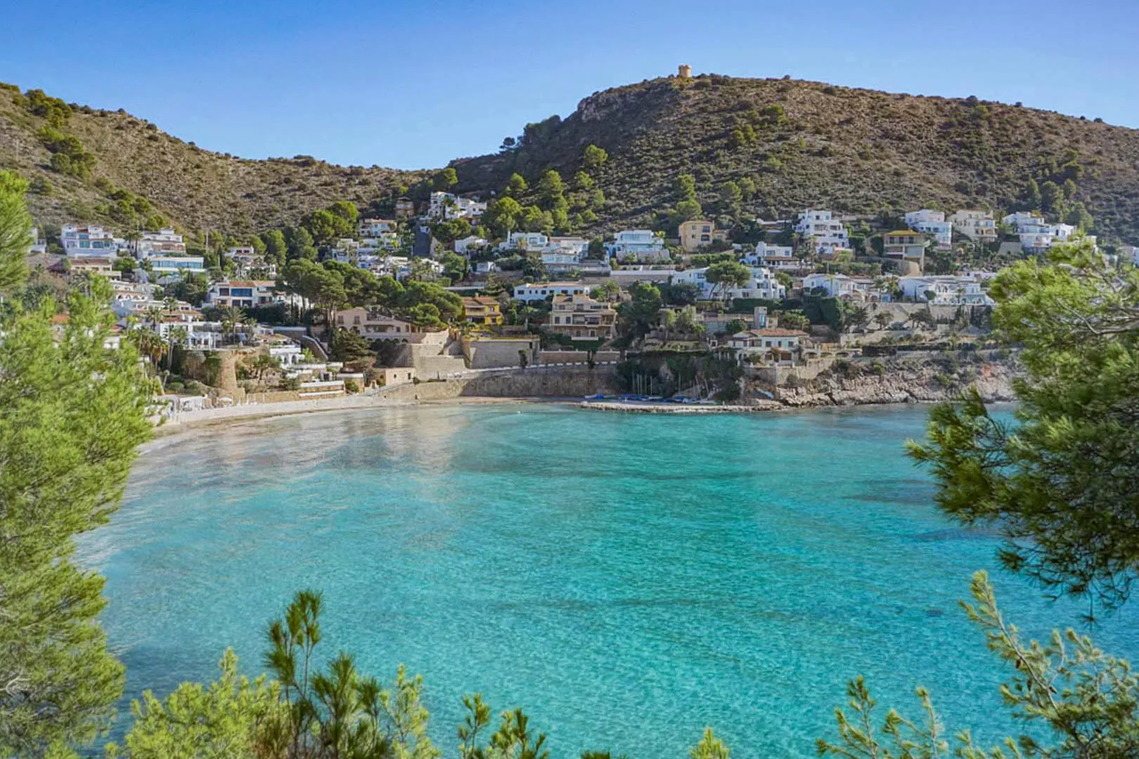 Elegante Apartamento con Terraza y Vistas Abiertas en Moraira