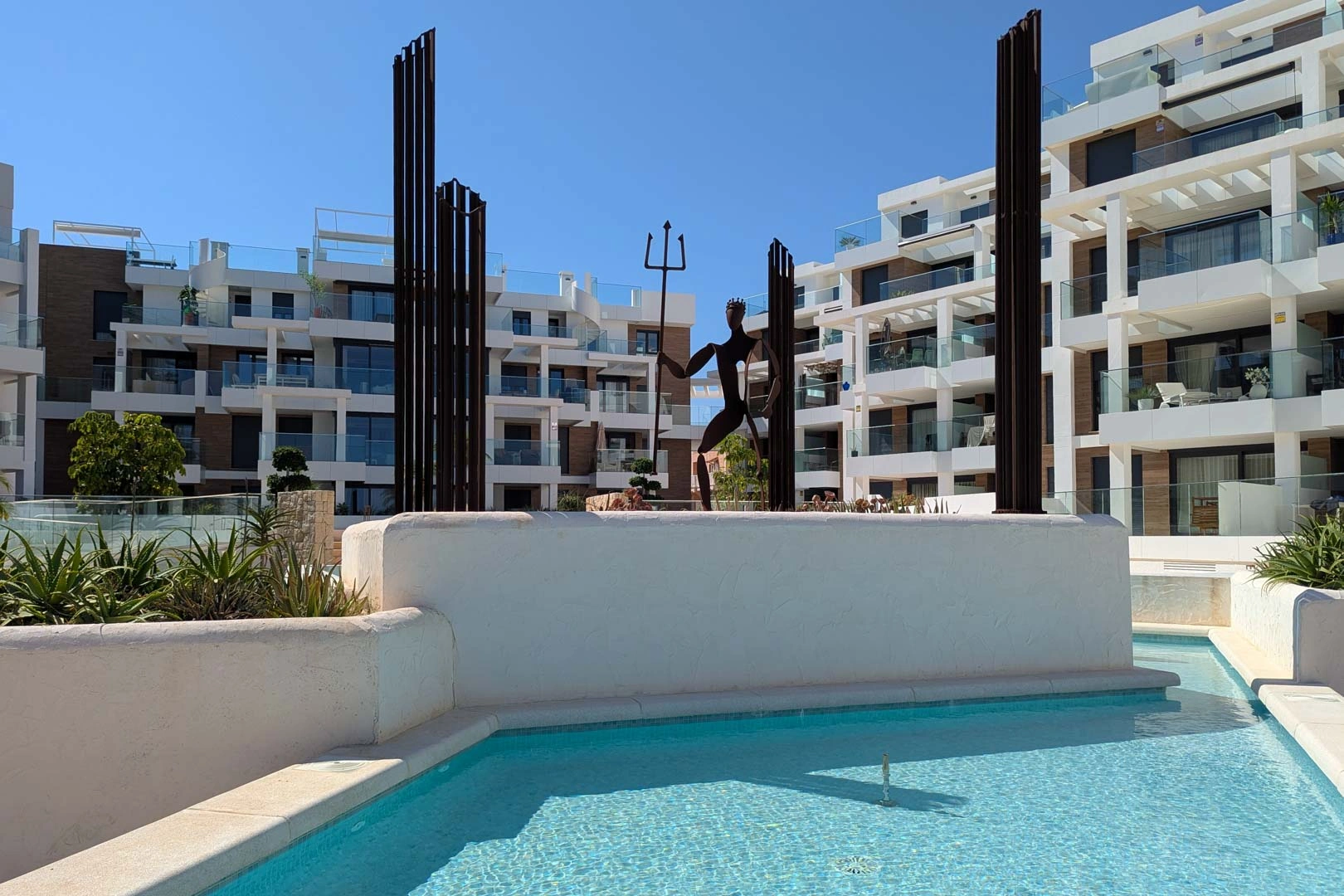 Ático con amplia terraza, en primera linea con vistas al mar y montaña, a la venta en Denia.