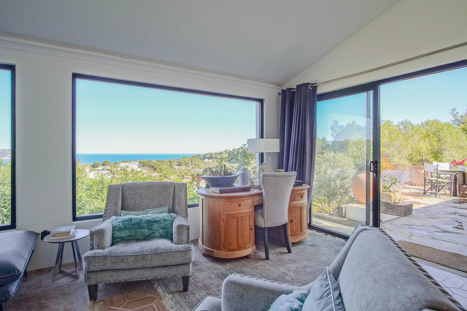 Superbe villa de style rustique avec vue sur la mer et le Montgo.