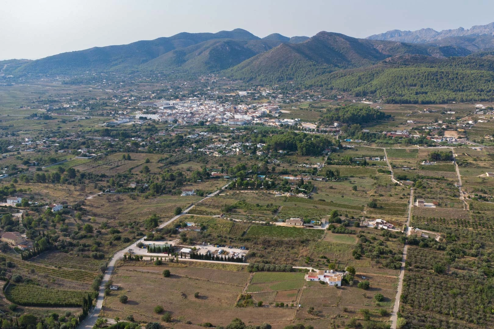 Urban plot with open views of the Jalón Valley.
