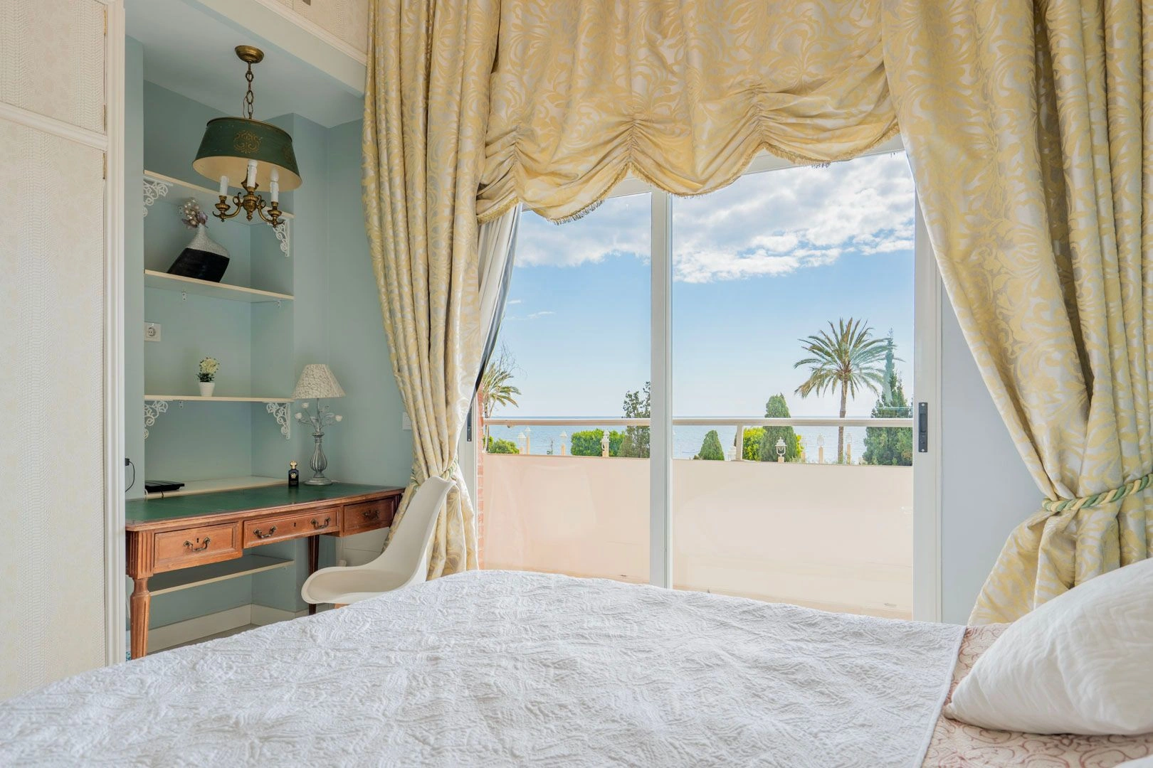 Apartamento de dos dormitorios en primera línea en venta en Altea