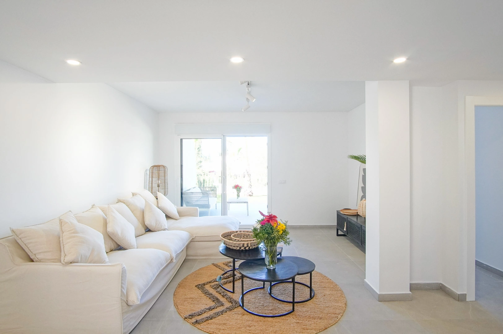 Bajo en venta con espacioso jardín y vistas a la montaña en Denia.