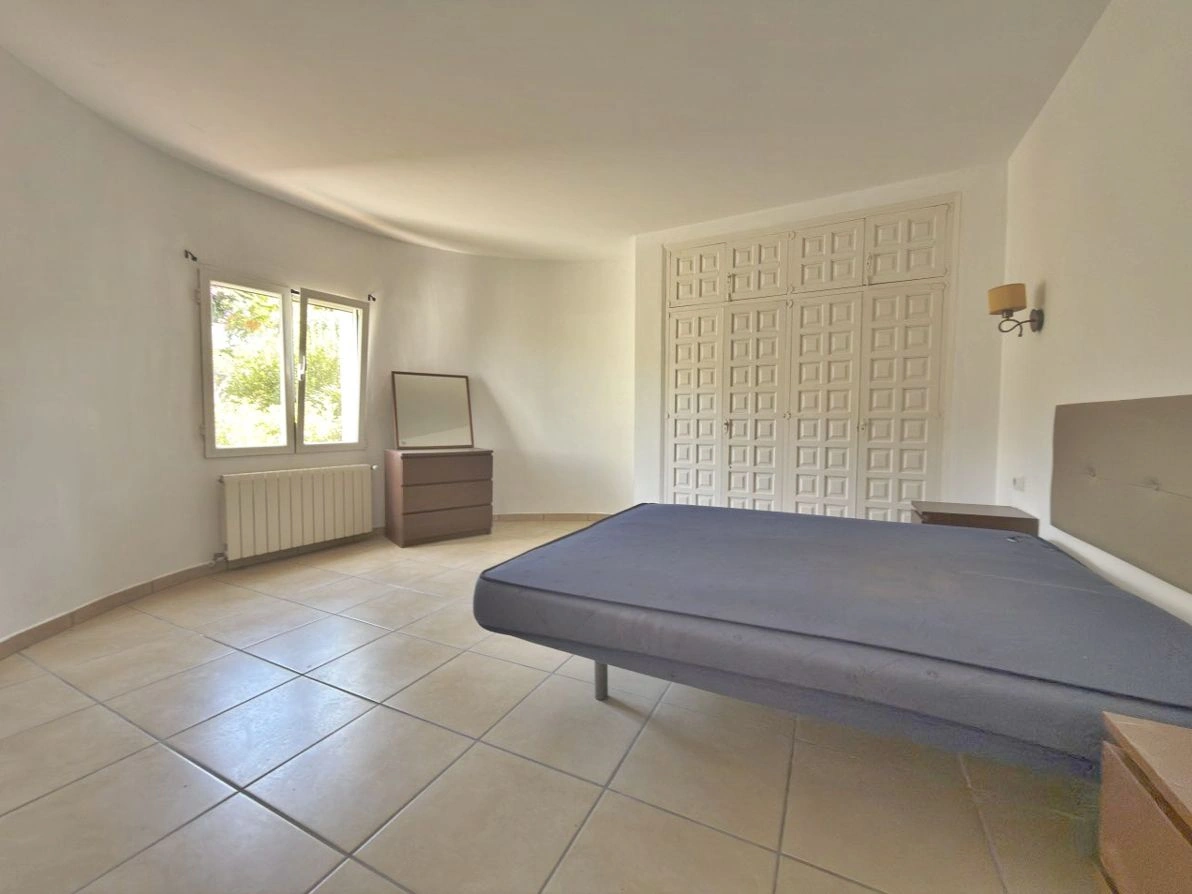 Traditional Villa in Jávea with Spacious Plot and Mediterranean Views