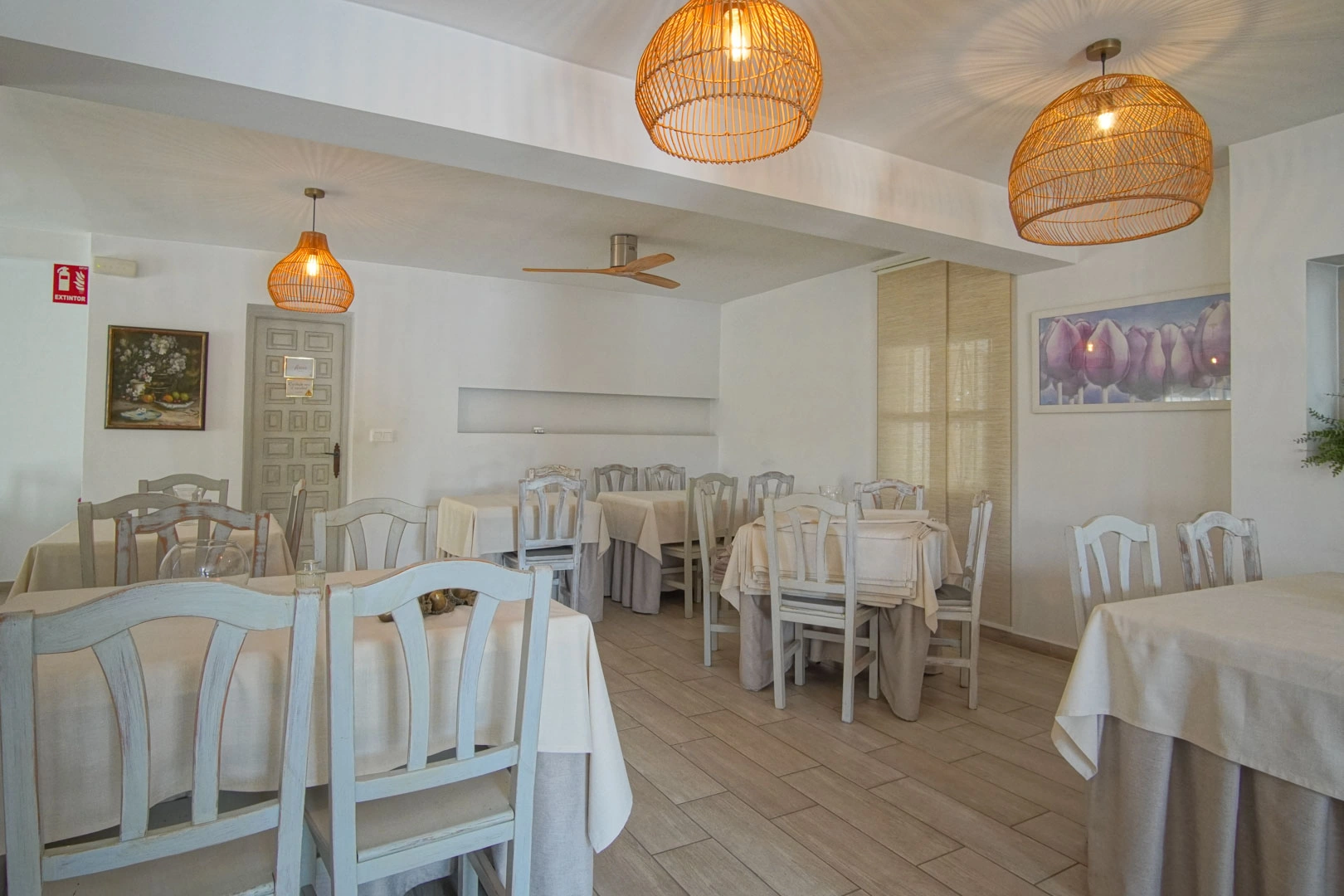 Villa y comercio con vistas parciales al mar a la venta en Las Rotas, Denia