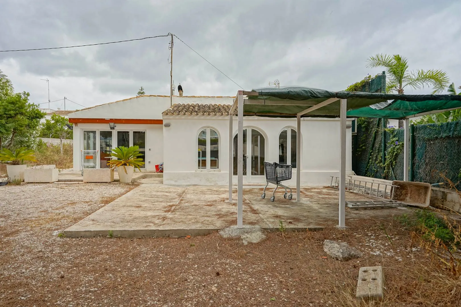 Parcela di 2600 m2 con casa in vendita a pochi passi dalla spiaggia di sabbia a Jávea.