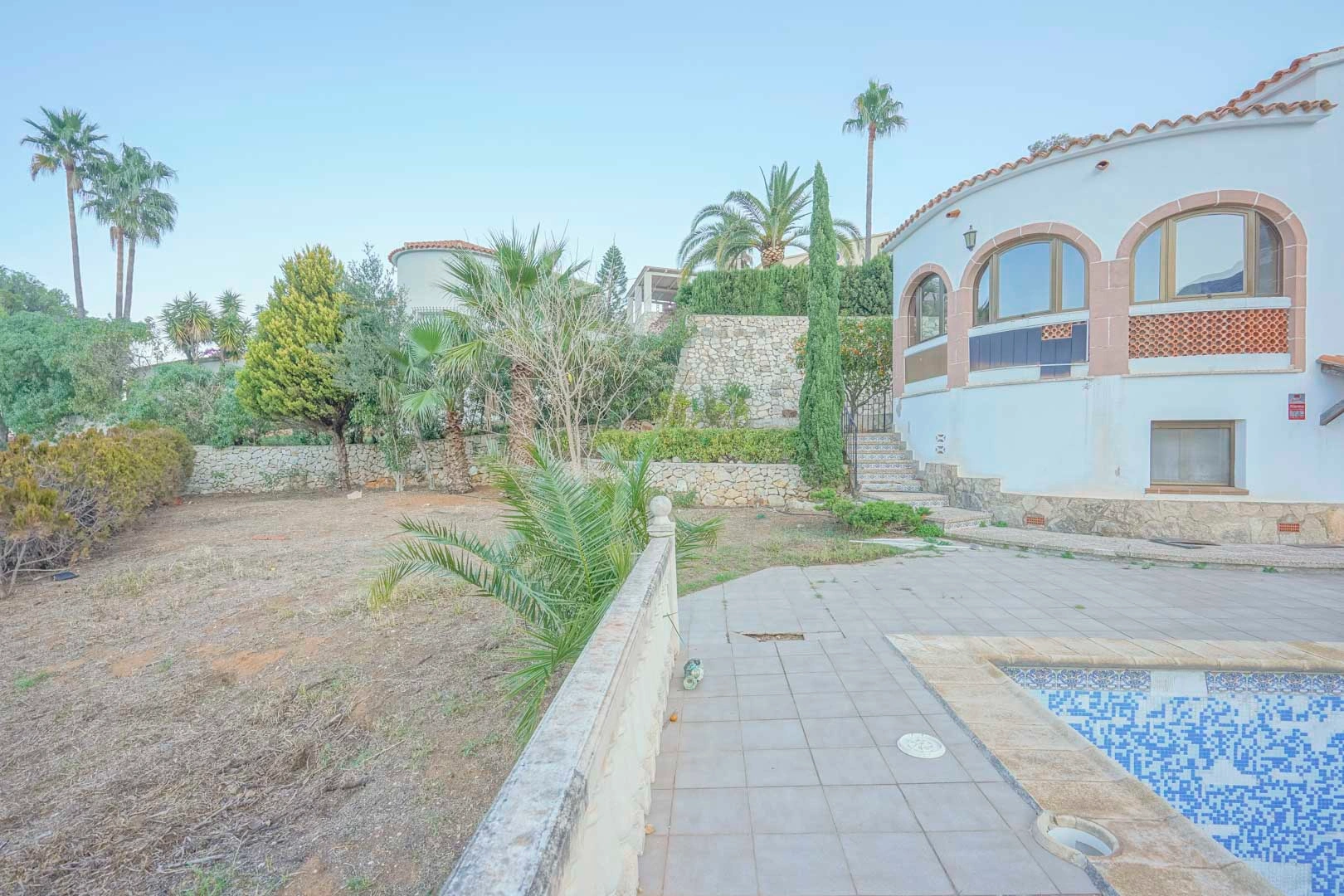 Villa tradicional con licencia para reformar en venta en Denia
