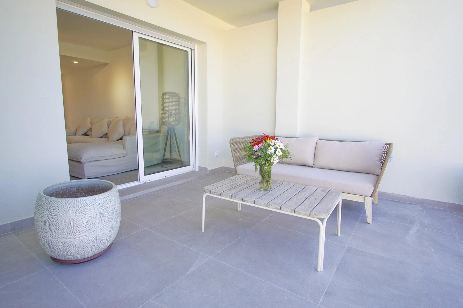 Bajo en venta con espacioso jardín y vistas a la montaña en Denia.