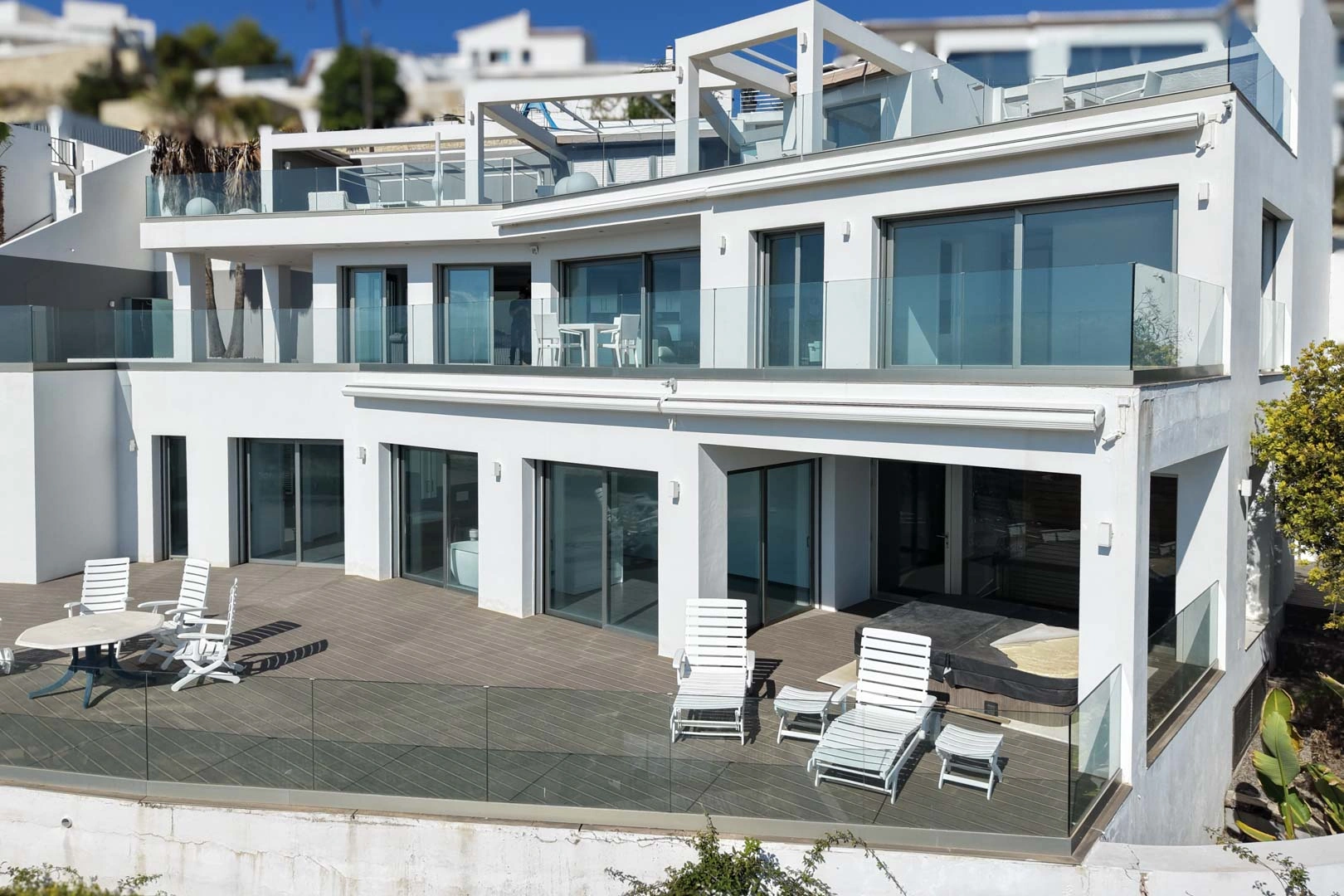 Villa moderna con vistas panoramicas al mar a la venta en Moraira.