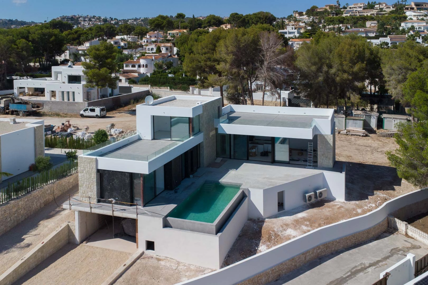 Villa moderna con vistas al mar a la venta en Moraira.