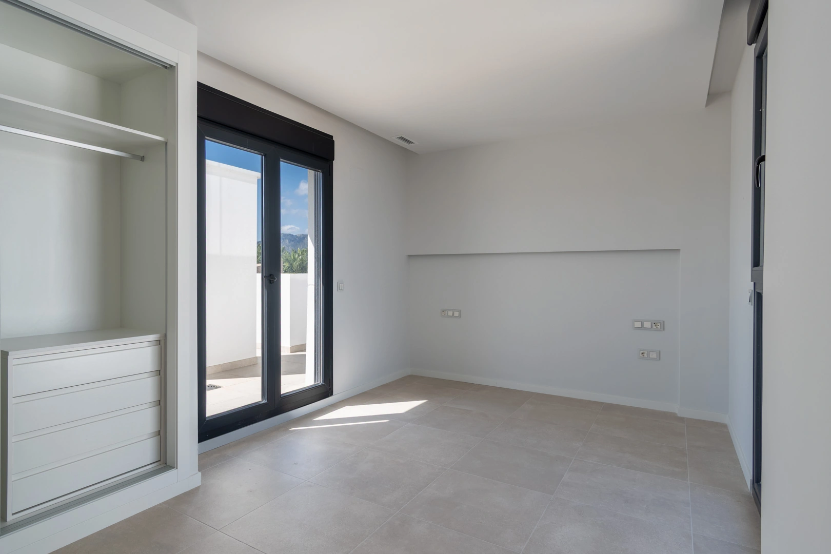 Ático con amplia terraza, en primera linea con vistas al mar y montaña, a la venta en Denia.