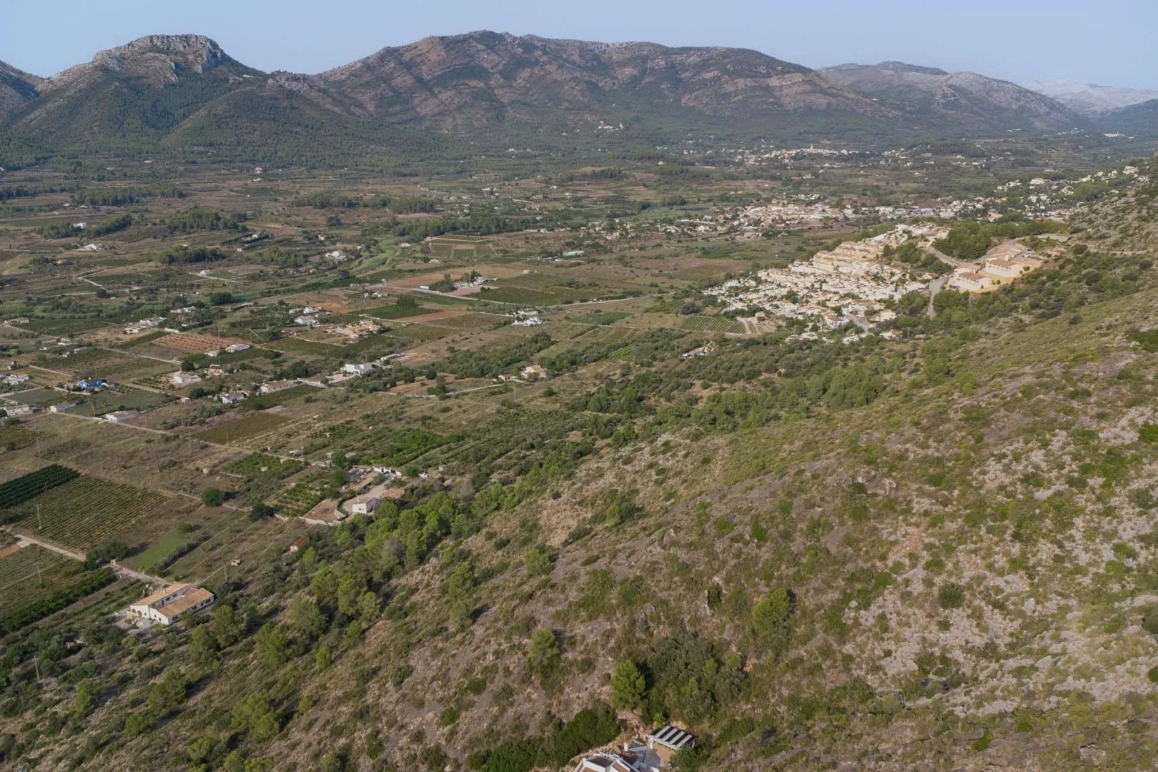 Urban plot with open views of the Jalón Valley.