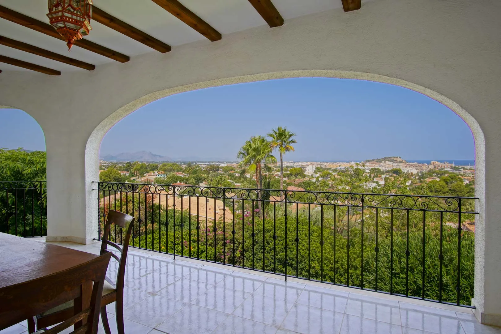 Villa con vistas panoramicas al mar a la venta en Denia.