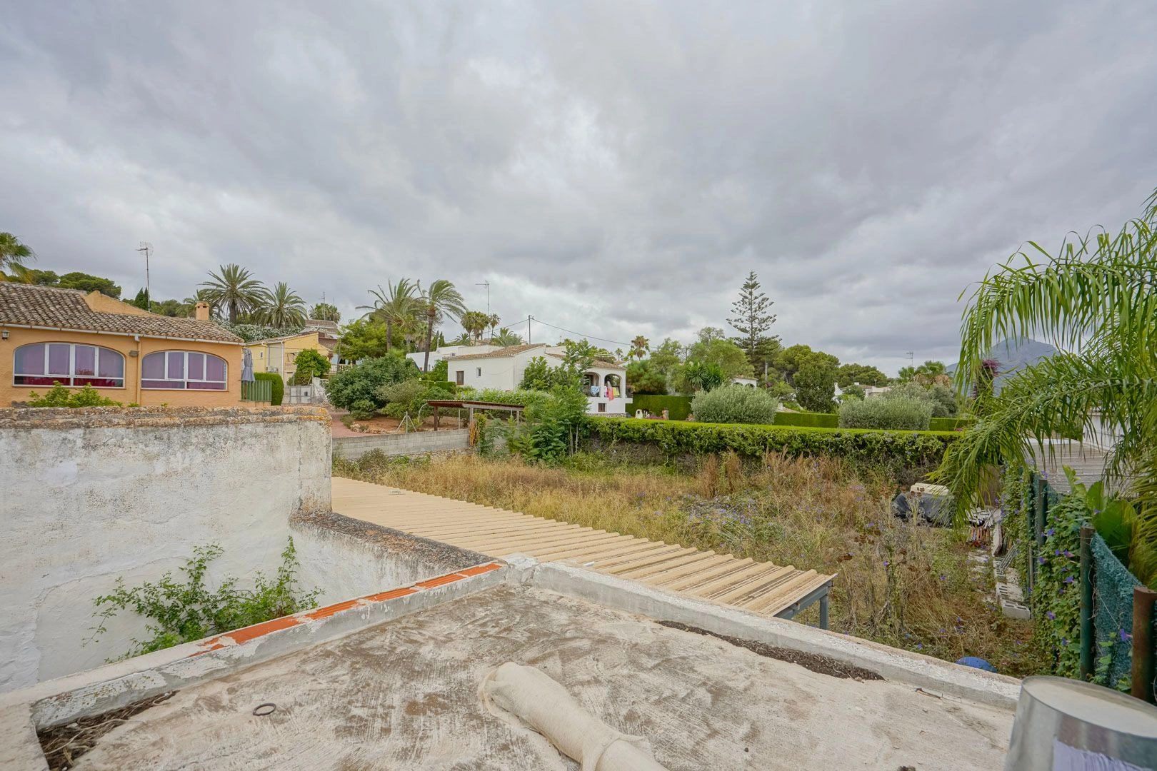 Parcela di 2600 m2 con casa in vendita a pochi passi dalla spiaggia di sabbia a Jávea.