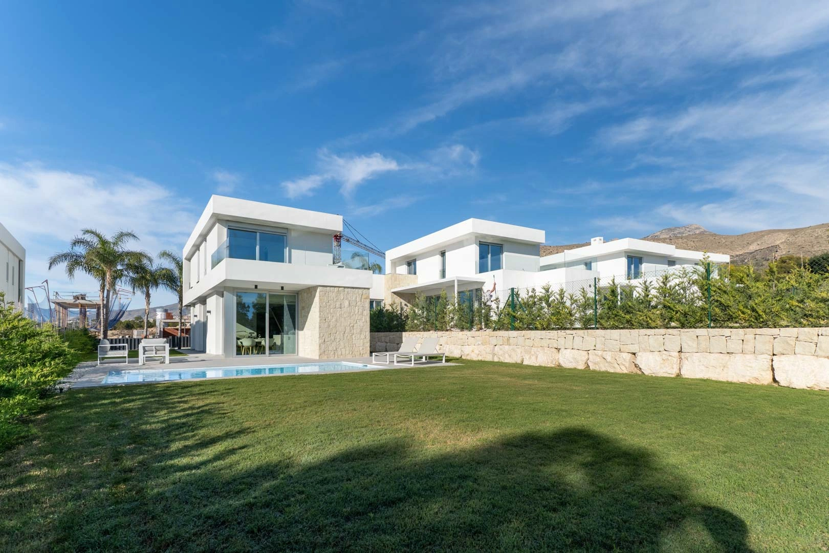 Villa moderna con piscina privada a la venta en Finestrat