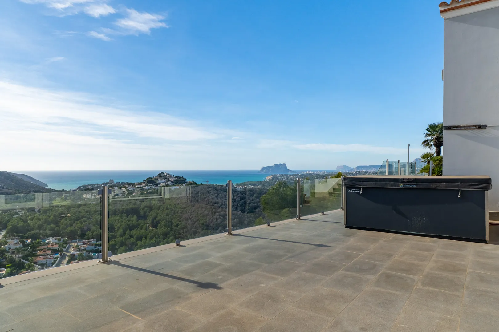 Villa moderna con espectaculares vistas al mar a la venta en moraira