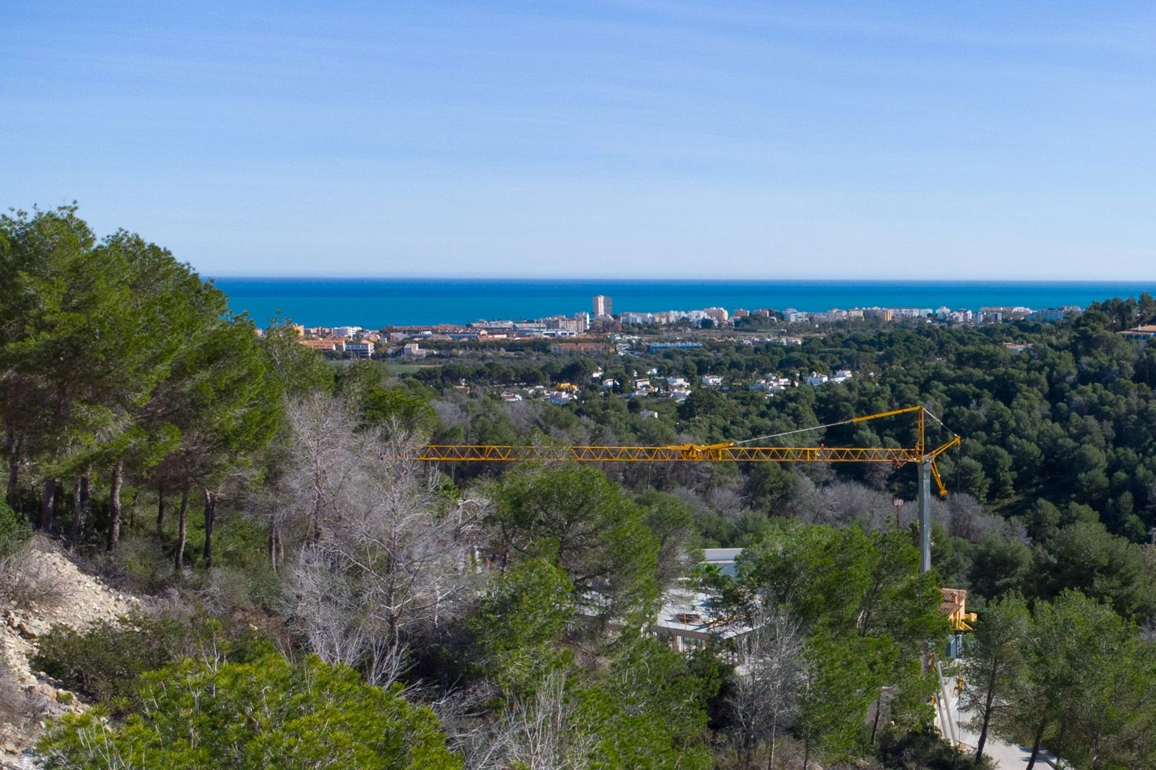 Terreno edificable con vistas al mar, libre de constructor, en venta en Jávea.