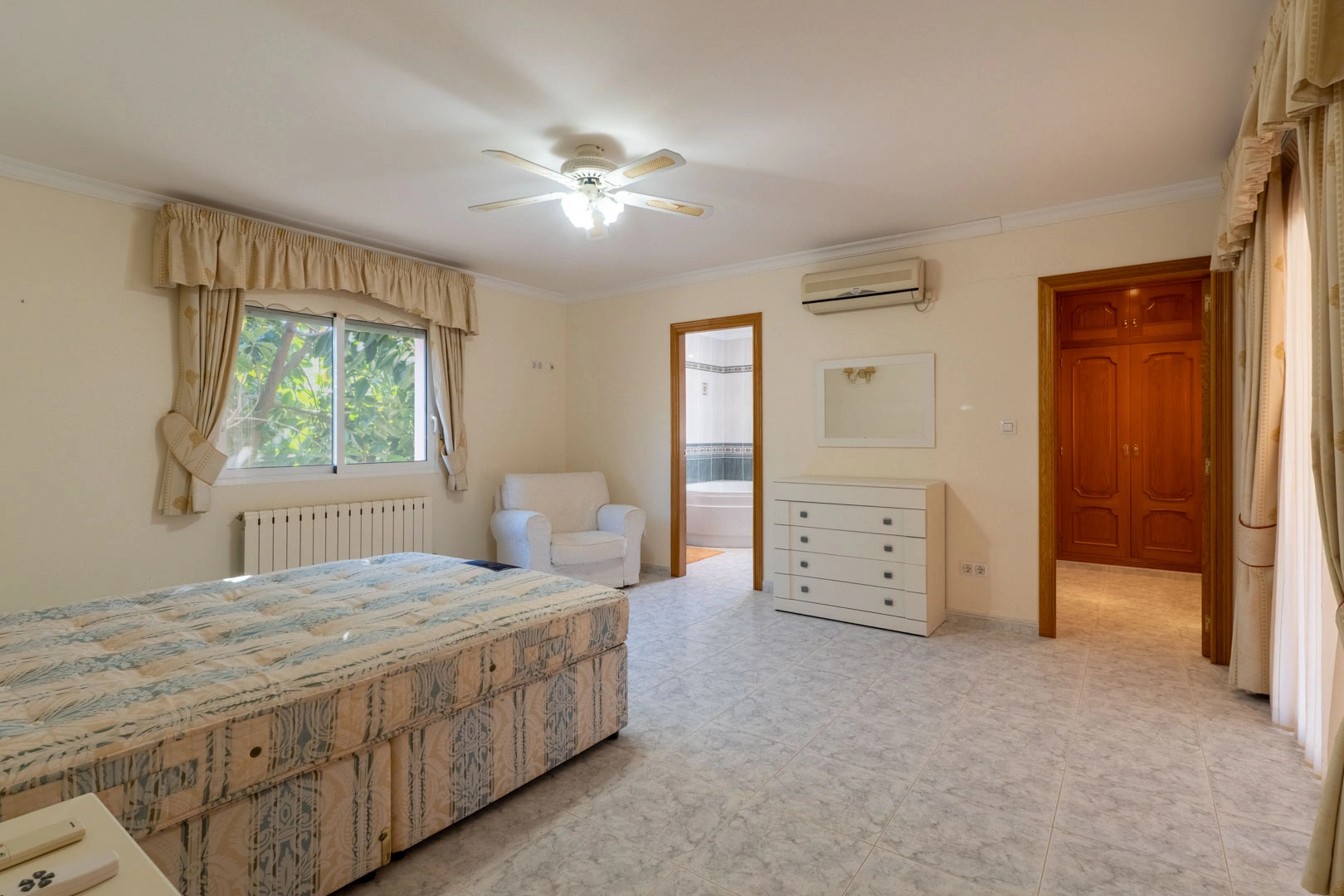 Villa de estilo mediterráneo a la venta en Jalón