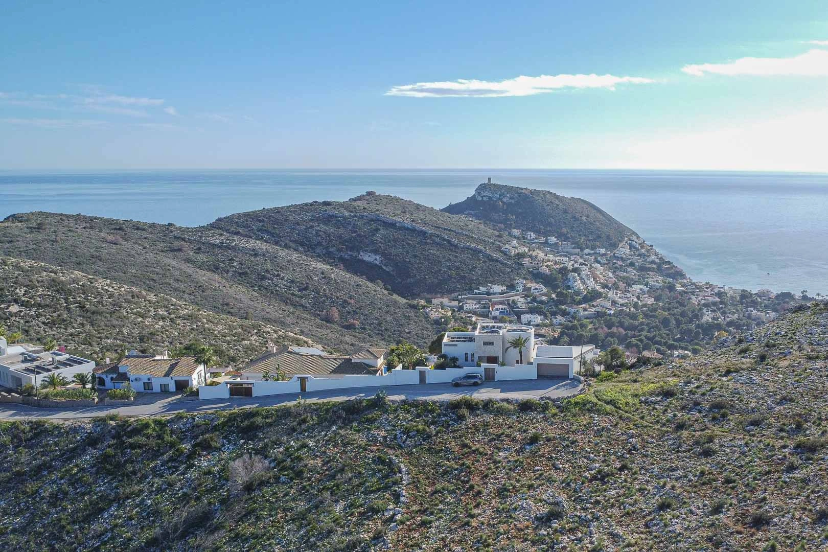 Proyecto de diseño con licencia de obras concedida con vistas panorámicas al mar y a la montaña en venta en Moraira.