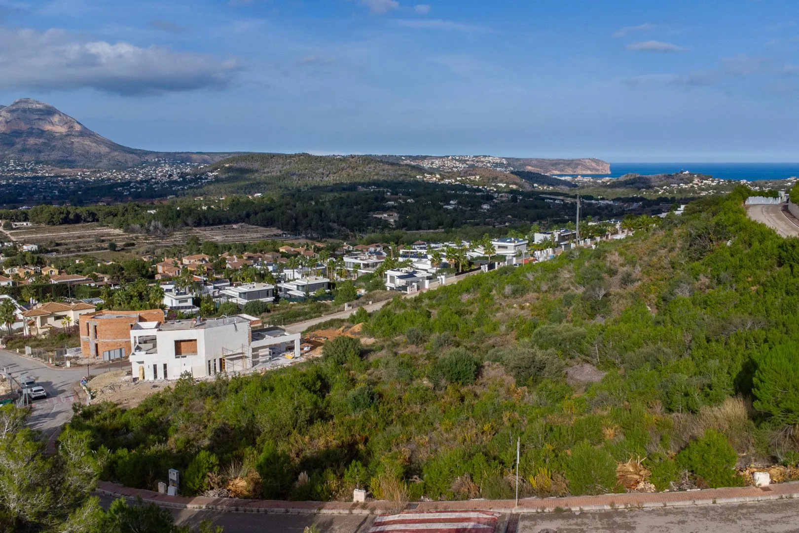 Parcela con vistas al mar, libre de constructor en venta en Javea