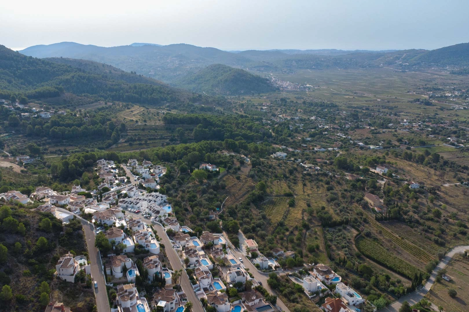Urban plot with open views of the Jalón Valley.