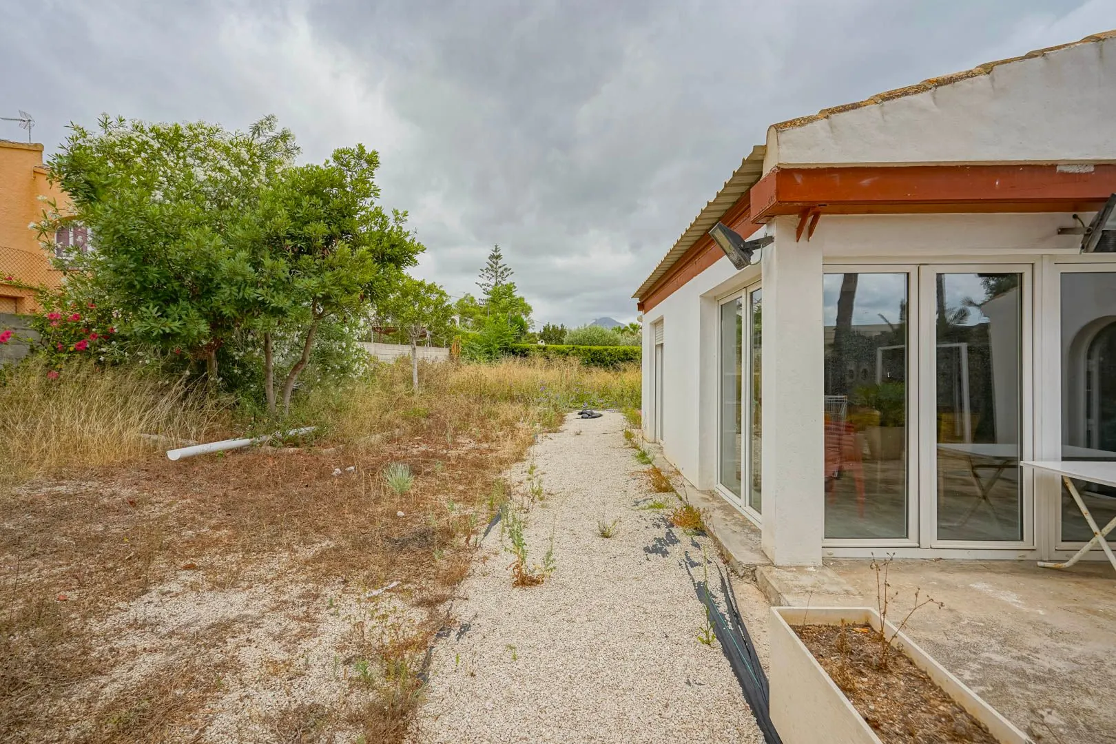 Parcela di 2600 m2 con casa in vendita a pochi passi dalla spiaggia di sabbia a Jávea.