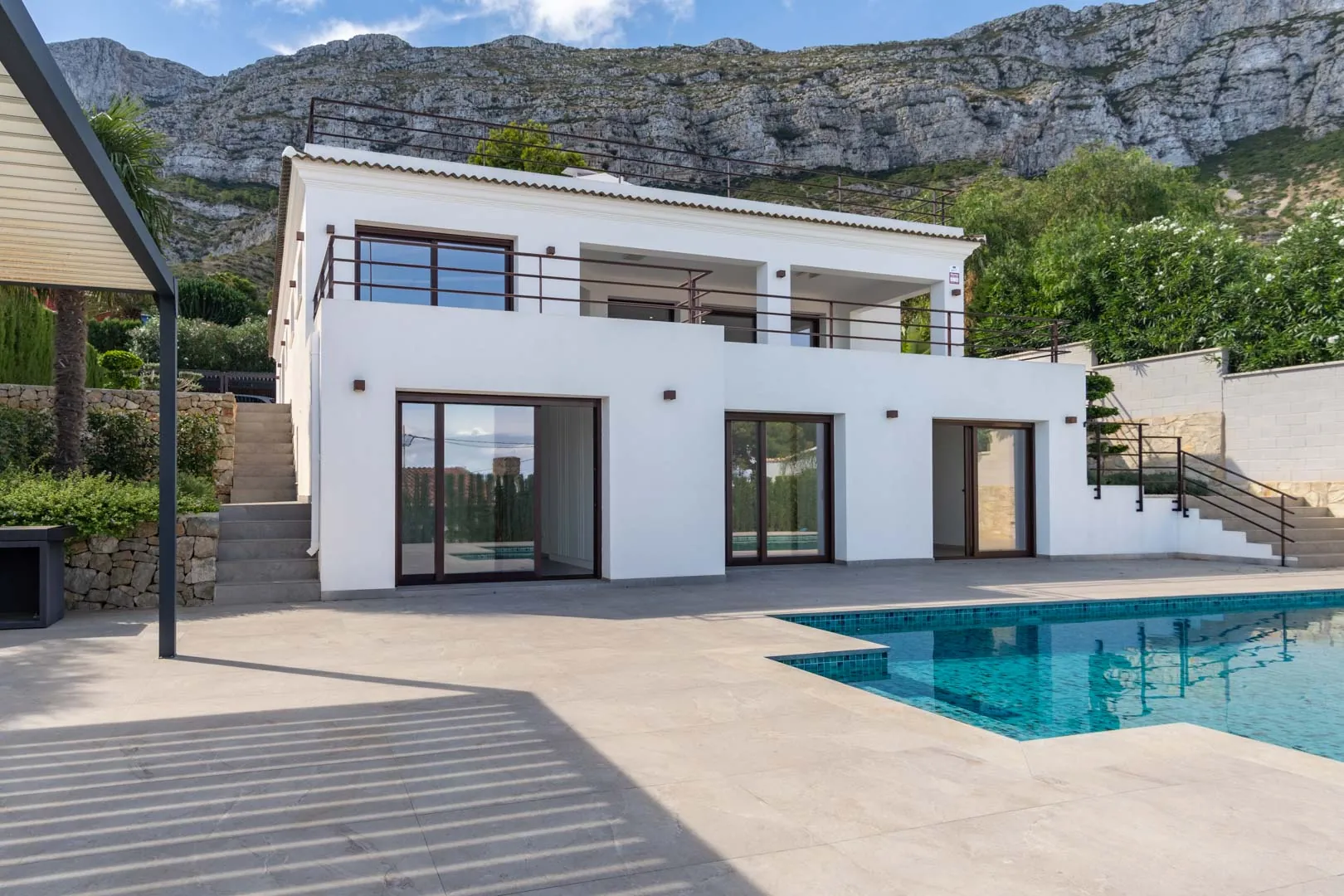 Villa moderna con vistas panorámicas al mar a la venta en Denia