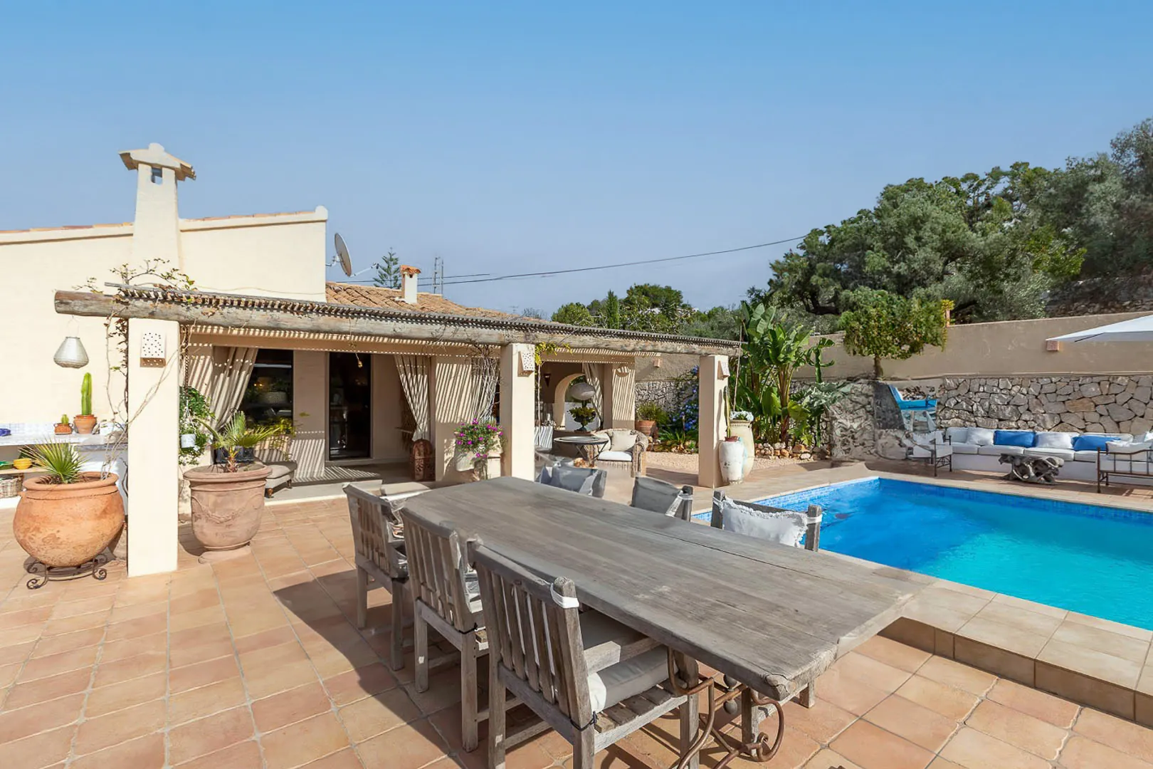 Renovated single-storey villa with pool and garden.