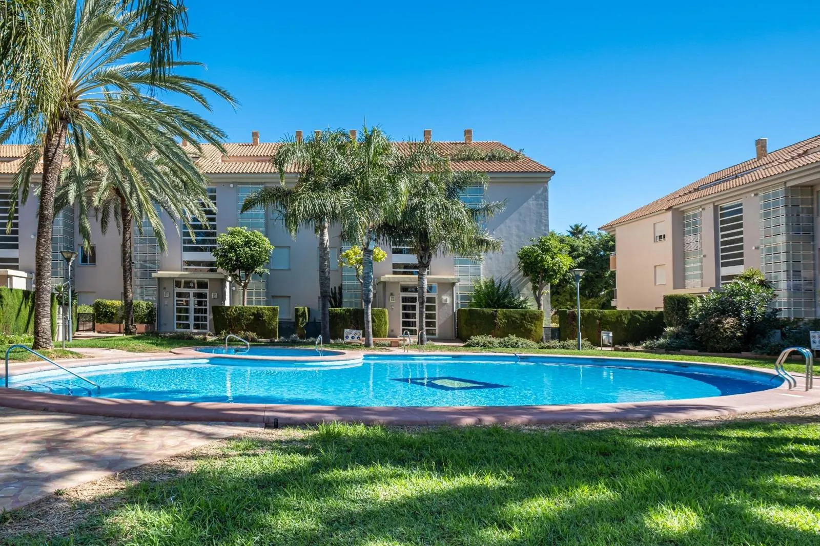 2-bedroom apartment for sale in Javea in urbanization with pool and garden