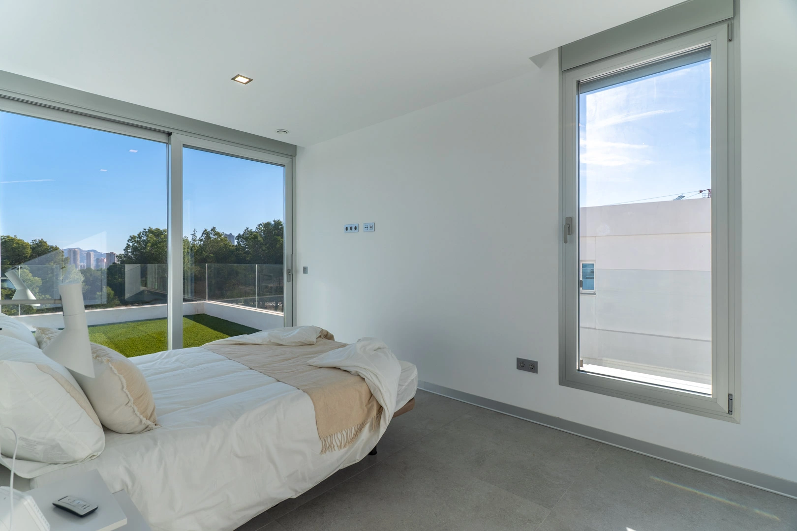 Villa moderna con piscina privada a la venta en Finestrat