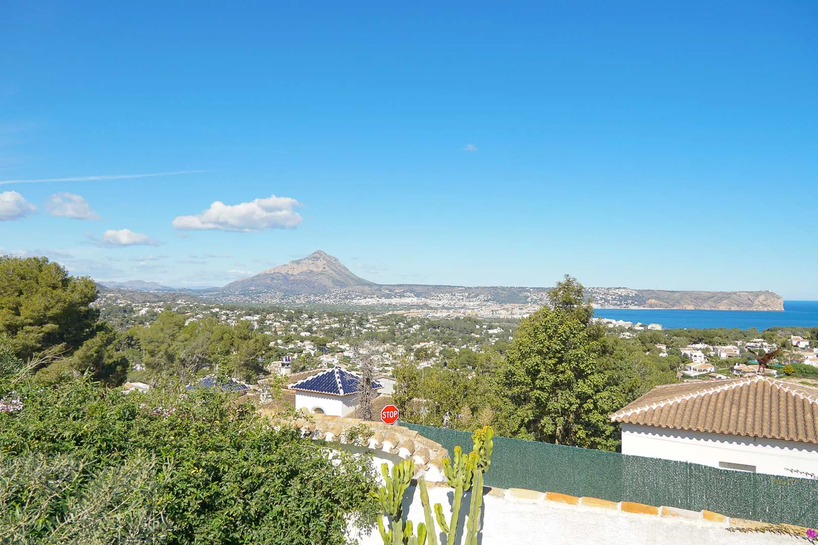 Superbe villa de style rustique avec vue sur la mer et le Montgo.