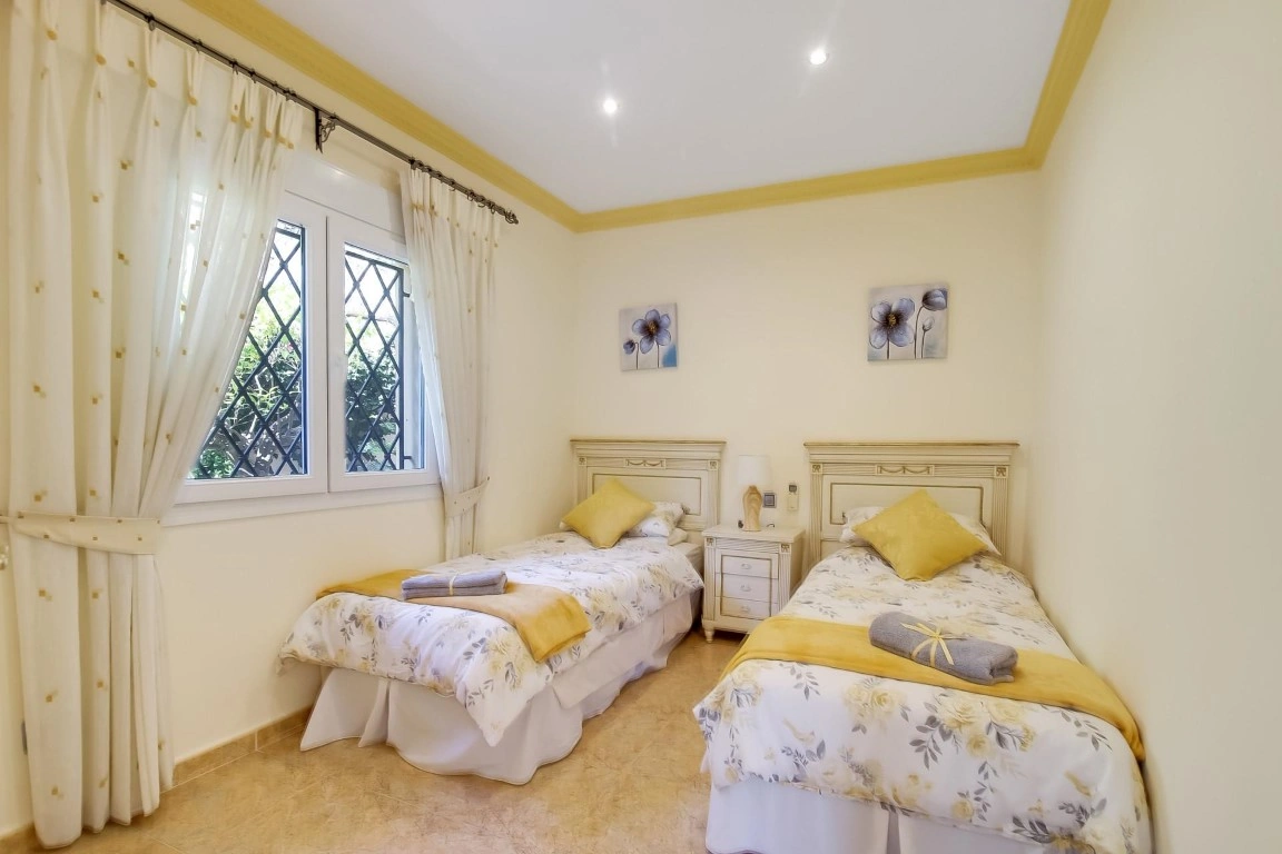 Preciosa villa con vistas panorámicas al mar en venta en Moraira.