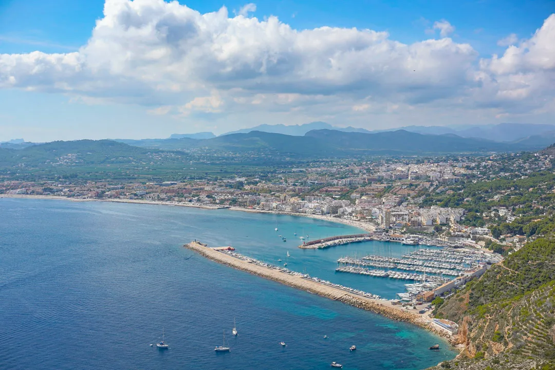 Local Comercial Multifuncional en Venta en una Ubicación Estratégica en Jávea